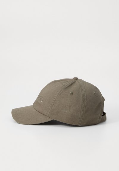 Khaki-lakinen hattu, joka on valmistettu puuvillasta, siinä on kaareva lippa, kuusipaneelinen muotoilu, kirjailtu logo edessä ja säädettävä takahihna.