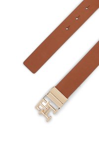 Καφέ δερμάτινη ζώνη με λείο υφή, που διαθέτει γεωμετρική αγκράφα σε χρυσοκίτρινο τόνο και ρυθμιζόμενες οπές για την πόρπη κατά μήκος του λουριού.