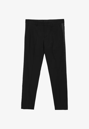 Pantaloni neri con vestibilità su misura, dotati di due tasche laterali e una texture liscia; senza motivi visibili o accenti in metallo.