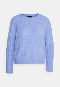 Ljusblå stickad tröja med ribbat mönster, rund halsringning och långa ärmar; kort längd utan synliga detaljeringar eller accenter.