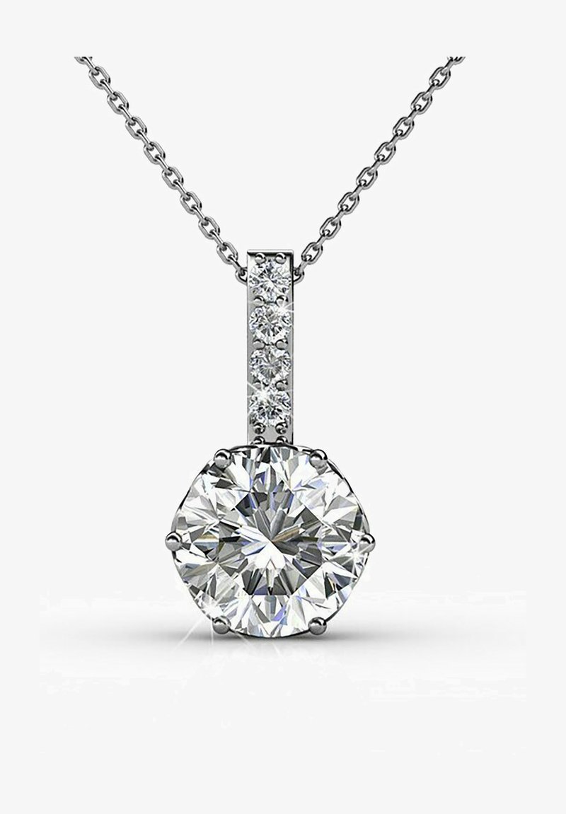 Pendente a forma di diamante tondo su una catenina d'argento, con un accento rettangolare trasparente e quattro diamanti più piccoli sopra il pezzo centrale.