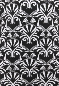 Tessuto a fantasia bianco e nero caratterizzato da forme floreali astratte con linee curve ed elementi geometrici, creando un contrasto visivo strutturato.