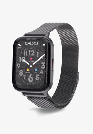 Montre intelligente noire avec un écran tactile carré affichant l'heure et les données. Elle possède un bracelet en métal maillé, un bouton latéral rouge et des éléments graphiques blancs.