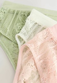 Drie paar kanten ondergoed in groen, wit en roze. Elk paar heeft intrigerende kantdetails en een zachte tailleband voor comfort.