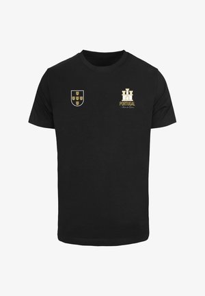 Fekete pamut póló, bal mellkason hét pajzzsal díszített címerrel, a jobb oldalon pedig egy vár grafikával, arany színű "PORTUGAL" felirattal.