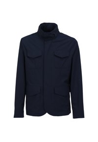 Marineblauwe jas met hoge kraag en vier voorzakken. Gemaakt van stof met een gladde textuur, voorzien van een ritssluiting aan de voorkant.