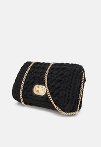 Clutch bag intrecciato nero con superficie testurizzata, tracolla in catena dorata e un evidente logo dorato sulla parte anteriore.