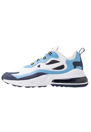 Baskets de sport blanches et bleues avec accents noirs, fermeture à lacets, semelle rembourrée et languette au talon, vues de côté.