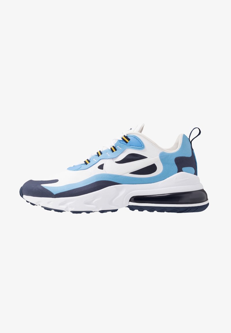 Baskets de sport blanches et bleues avec accents noirs, fermeture à lacets, semelle rembourrée et languette au talon, vues de côté.