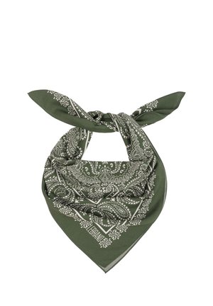 Oliwkowa bandana z białymi wzorami paisley, zawiązana na supeł, tworząca trójkątny kształt z dwoma luźnymi końcami.