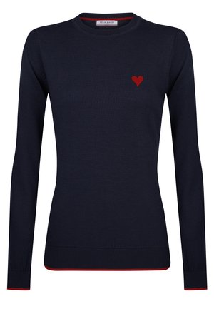 Mørkeblå strikket sweater med lange ærmer, rund halsudskæring, røde detaljer på manchetterne og kanten, samt et lille rødt hjerteemblem på brystet.