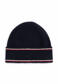 Granatowa dzianinowa czapka beanie o rypsowej strukturze i z folded cuff, z czerwonymi i białymi paskami na mankiecie jako wyrazistymi akcentami.