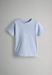 Šviesiai mėlyna trumpa rankovė t-shirt, pagamintas iš minkštos medžiagos, su apvaliu iškirpimu ir tiesiu kraštu. Minimalistinis dizainas be raštų.