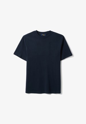 Schlichtes dunkelblaues T-Shirt mit kurzen Ärmeln und Rundhalsausschnitt, flach auf weißem Hintergrund liegend.