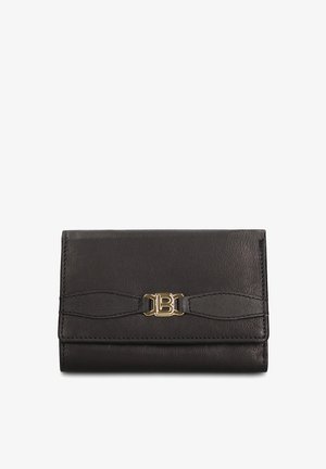 Zwart leren portemonnee met een gestructureerde afwerking, voorzien van een gouden logo en een decoratief strikdetail aan de voorkant. Compact en gestructureerd ontwerp.