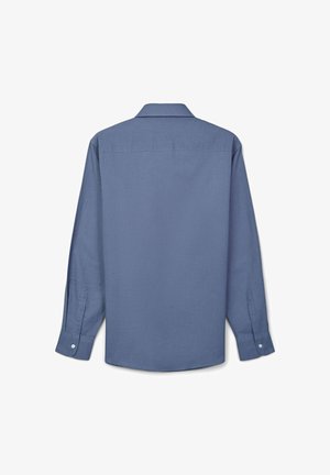 Langarmhemd aus hellblauem Stoff. Mit Kragen, Knopfmanschetten und geradem Rückenteil. Glatte Textur ohne Muster.