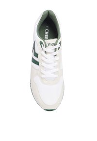 Baskets blanches avec des accents verts, fabriquées en maille et en suède, à fermeture à lacets et avec une semelle extérieure texturée. Taille 44.