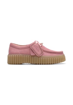 Mocassino in suede rosa con plateau, decorato con un'etichetta in pelle scallop e suola traslucida beige spessa e rigata.