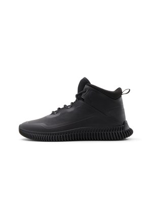 Zapatilla alta negra con suela de goma texturizada, parte superior sintética lisa, diseño de cordones y una lengüeta en el talón.
