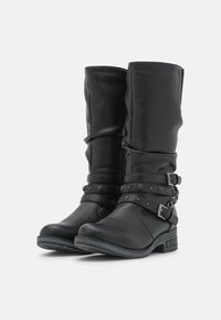 Schwarze Lederstiefel bis zum Knie mit schlaffem Design, dekorativen Schnallen, Nietenakzenten und einem niedrigen Blockabsatz. Strukturierte matte Oberfläche.