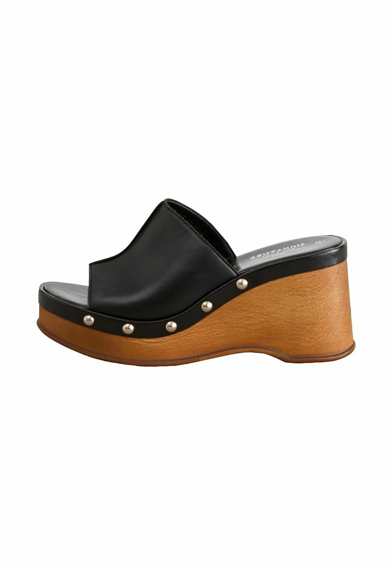 Sandalo con zeppa in pelle nera a scivolo, con una piattaforma di legno curvata, borchie dorate lungo il bordo e design con punta aperta.