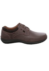 Scarpe in pelle marrone con punta tonda, design con lacci, accenti in camoscio a contrasto e dettagli cuciti lungo la suola per una maggiore texture.
