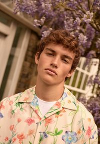 Next SHORT SLEEVE FLORAL - REGULAR FIT - Skjorter - ecru white