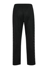 Zwarte sportieve broek met een relaxte pasvorm, voorzien van een stretchband en zijpanelen met een donkerder streep patroon. Soepele stoftextuur.