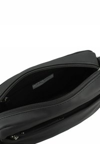 Borsa a tracolla nera realizzata in materiale sintetico testurizzato. Presenta una chiusura con zip superiore, una tasca interna e un'etichetta con marchio visibile all'interno.