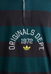 Polo de raias verde escuro e azul-marinho com colarinho. Apresenta texto bordado em branco "ORIGINALS DEPT." e um logo da Adidas em amarelo.