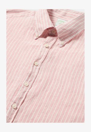 Hellrosa Hemd mit Knopfverschluss, das weiße vertikale Streifen, einen Kragen und traditionelle Knopfverschlüsse aufweist, aus strukturiertem Stoff gefertigt ist.