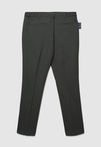 Dunkelgraue Hose mit einem elastischen Bund, ausgestattet mit zwei Gesäßtaschen und einem maßgeschneiderten Schnitt. Glatte Textur ohne Muster oder Akzente.