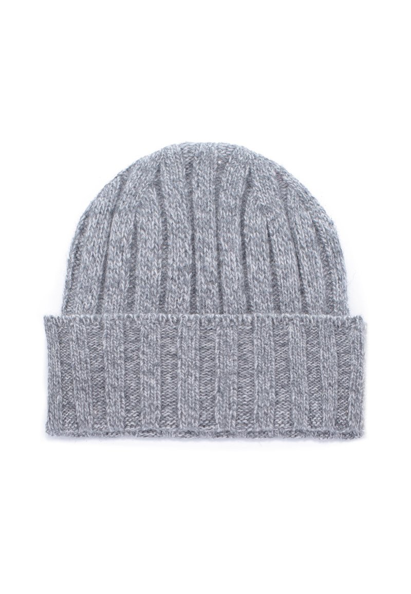 Cappello di lana grigia lavorato a maglia con una texture a coste, caratterizzato da un risvolto e un materiale morbido per calore e comfort.