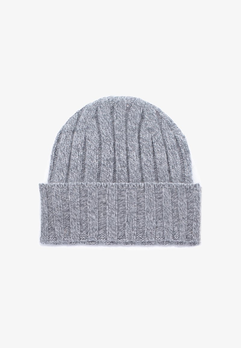 Cappello di lana grigia lavorato a maglia con una texture a coste, caratterizzato da un risvolto e un materiale morbido per calore e comfort.