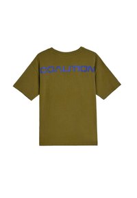 Oliwkowa bawełniana koszulka z krótkimi rękawami i okrągłym dekoltem. Na plecach wyraźny niebieski napis „COALITION”.