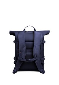 Zaino roll-top nero con schienale in rete imbottito, spallacci regolabili e fibbie laterali. Presenta una maniglia superiore e accenti di colore discreti.