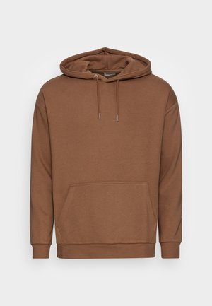 Brun pullover-hoodie med frontlomme i kængurudesign, justerbare snore og ribstrikkede manchetter og kant, vist på en ensfarvet baggrund.