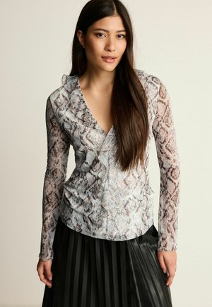 Top a maniche lunghe con stampa serpente in bianco, grigio e nero, con scollatura arricciata e design aderente.