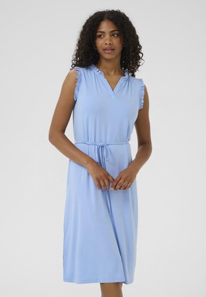 Vaaleansininen sleeveless-mekko, jossa on röyhelökoristeiset olkapäät, V-puku ja nyörivyö. Sileä kangas, jossa on virtaava muotoilu.