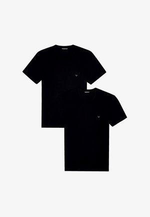 Camisetas negras de algodón, con cuello redondo y mangas cortas, con un pequeño logo en el área del pecho izquierdo. Incluye dos camisetas.