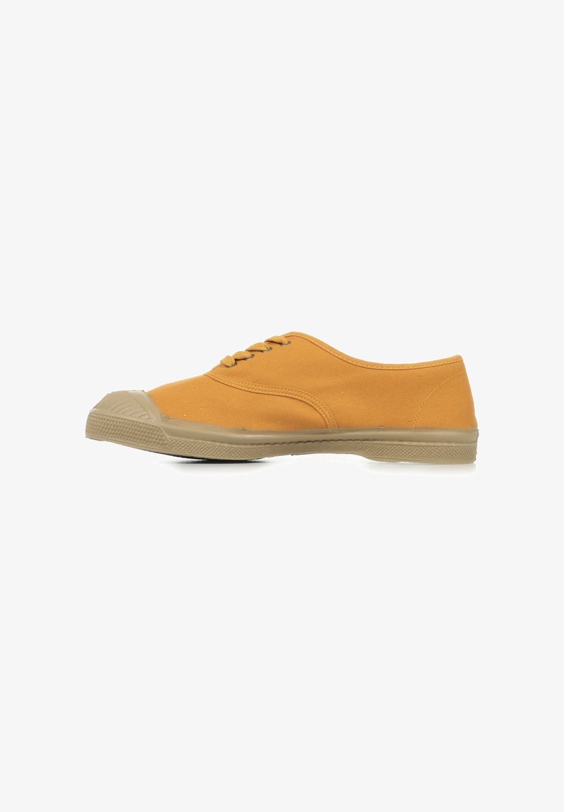 Baskets en toile jaunes avec un bout rond, des lacets plats et une semelle en caoutchouc. Comprend un panneau latéral texturé et une semelle contrastante beige.
