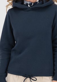 Felpa blu navy in morbido cotone, con cappuccio, orlo con coulisse e polsini a coste. Struttura sottile senza loghi o motivi visibili.