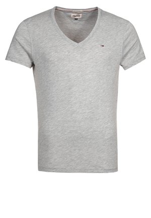 Jasnoszara koszulka z krótkim rękawem i dekoltem w serek z małym logo Tommy Hilfiger na lewej piersi.