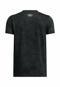 Camisa atlética negra de manga corta con un patrón de camuflaje texturizado y pequeños agujeros. Incluye un logo en el cuello.