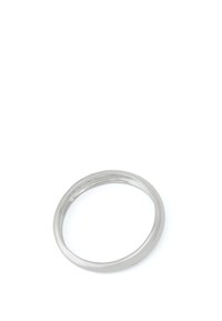 Bague en argent poli avec un profil lisse et arrondi. Caractérisée par une largeur uniforme et un design sans couture. Surface réfléchissante avec une texture minimale.