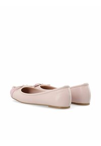 Ballerine rosa pallido con finitura lucida, punta arrotondata e fiocchetti decorativi sul davanti. Suola in gomma marrone chiaro.