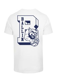 Fehér pamut póló, amelyen egy nagy sötétkék "B" betű és a "BALLIN" felirat látható egy kosárlabdát tartó illusztrált puma felett.