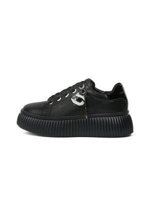 Fekete sneaker sima bőr felsőrésszel és vastag, bordázott talppal. Fekete fűzőkkel és ezüst hardware-rel rendelkezik, beleértve egy charm részletet is.