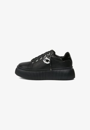 Schwarze Sneaker mit einem glatten Lederobermaterial und einer dicken, gerippten Sohle. Verfügt über schwarze Schnürsenkel und silberne Elemente, einschließlich eines Charme-Details.