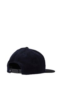 Marineblauwe corduroy pet met een zwarte platte klep, plastic snapback-sluiting en subtiele textuur. Bevat twee ventilatiegaten op de kroon.